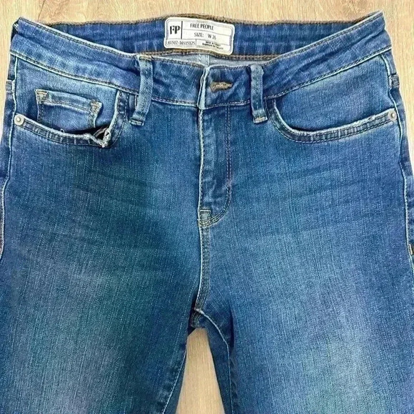 Free People High Rise Fringe Crop Jeans 61502-16515125 SZ 26 - Picture 3 of 11